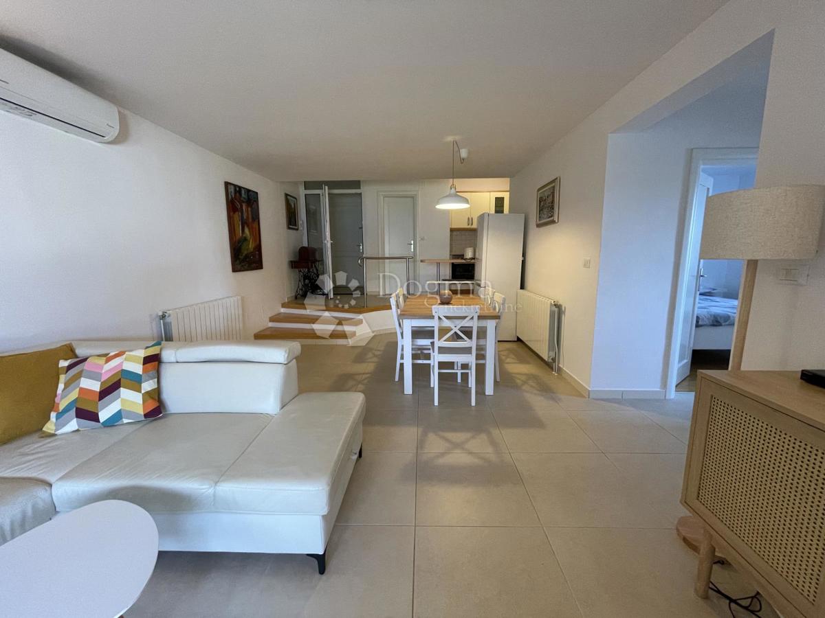 Splendido appartamento con giardino, piscina e garage – prima fila sul mare