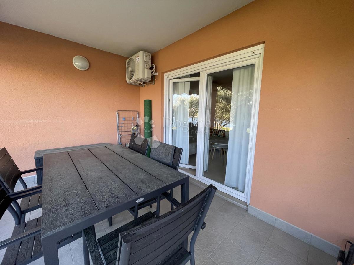 Splendido appartamento con giardino, piscina e garage – prima fila sul mare