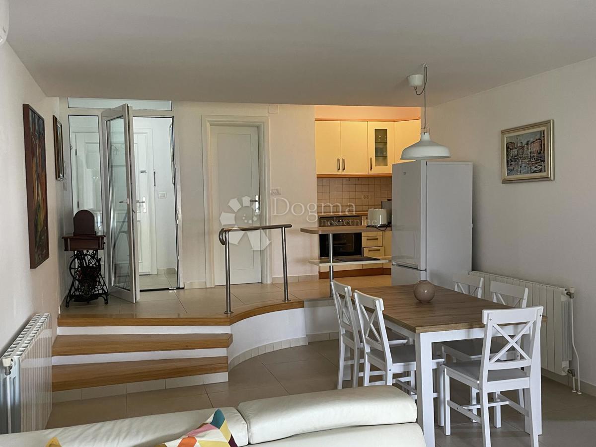 Splendido appartamento con giardino, piscina e garage – prima fila sul mare