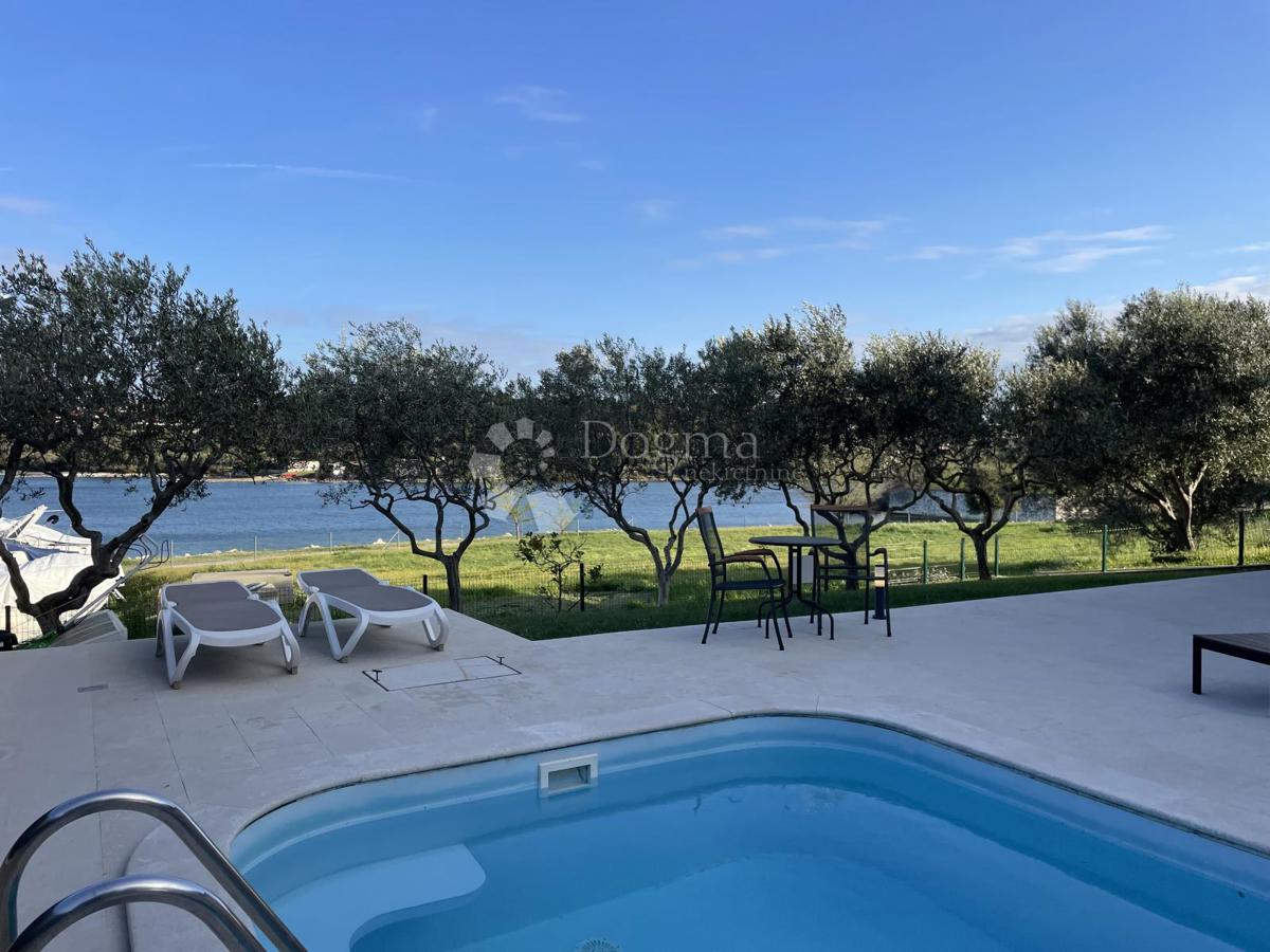 Splendido appartamento con giardino, piscina e garage – prima fila sul mare