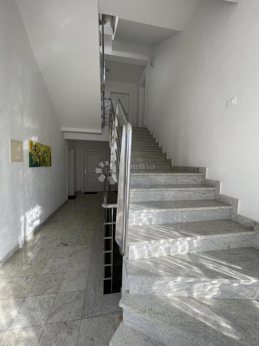 Splendido appartamento con giardino, piscina e garage – prima fila sul mare