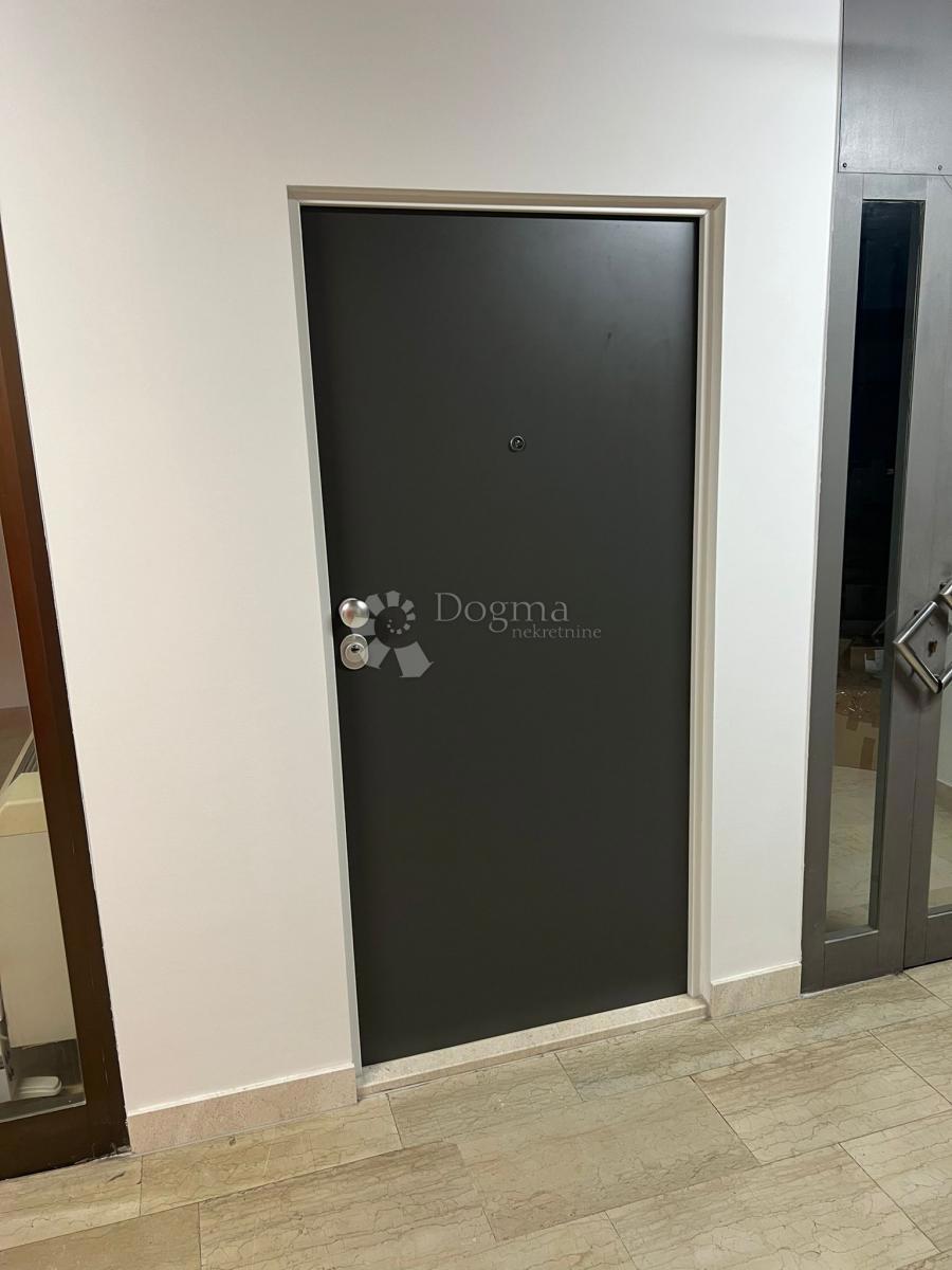 Locale commerciale Centar, Pula, 18m2