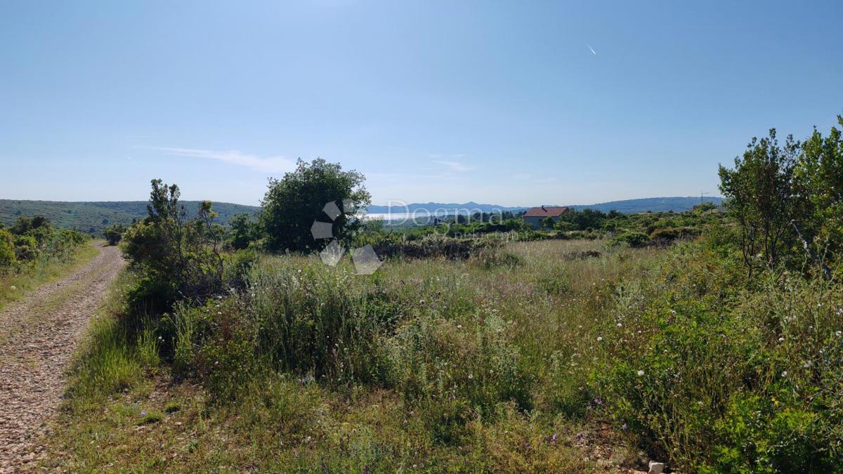 Terreno 932m2 – tranquillità, accesso e verde