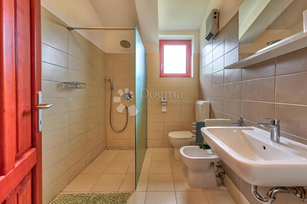 ISTRIA - Zona di Pola: Casa ristrutturata con piscina nel tranquillo villaggio di Krnica