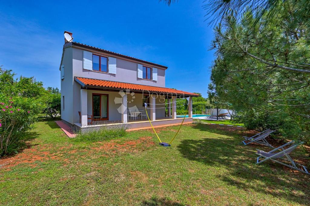 ISTRIA - Zona di Pola: Casa ristrutturata con piscina nel tranquillo villaggio di Krnica