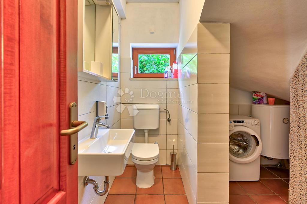 ISTRIA - Zona di Pola: Casa ristrutturata con piscina nel tranquillo villaggio di Krnica