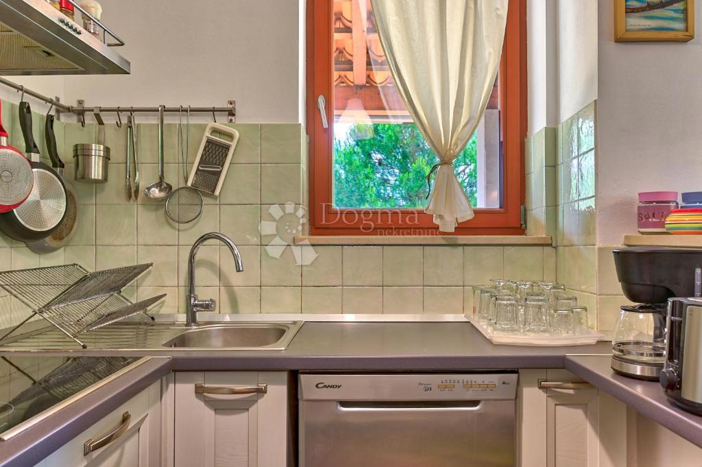 ISTRIA - Zona di Pola: Casa ristrutturata con piscina nel tranquillo villaggio di Krnica