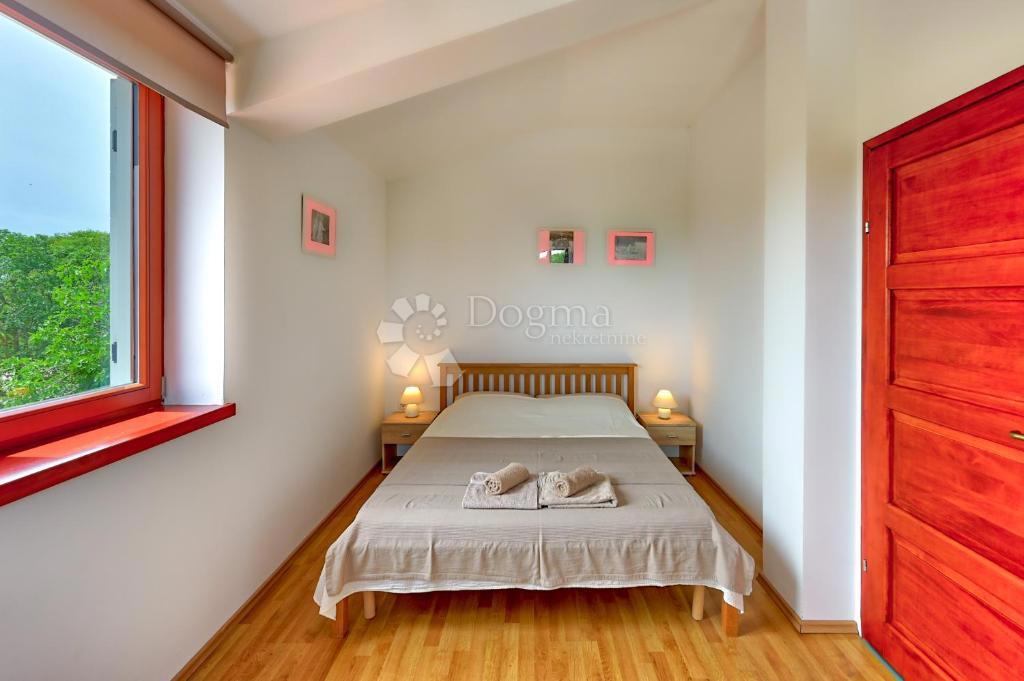 ISTRIA - Zona di Pola: Casa ristrutturata con piscina nel tranquillo villaggio di Krnica