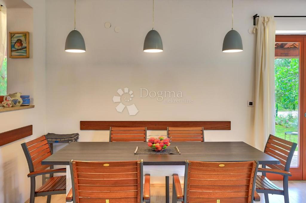 ISTRIA - Zona di Pola: Casa ristrutturata con piscina nel tranquillo villaggio di Krnica