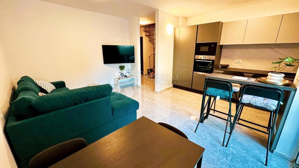 Appartamento con quattro camere da letto a Pješćana uvala