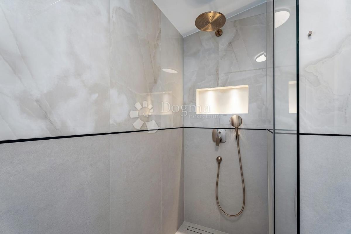 Casa Podstrana, 243,70m2