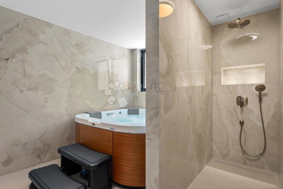 Casa Podstrana, 243,70m2