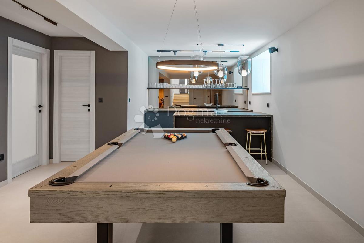 Casa Podstrana, 243,70m2