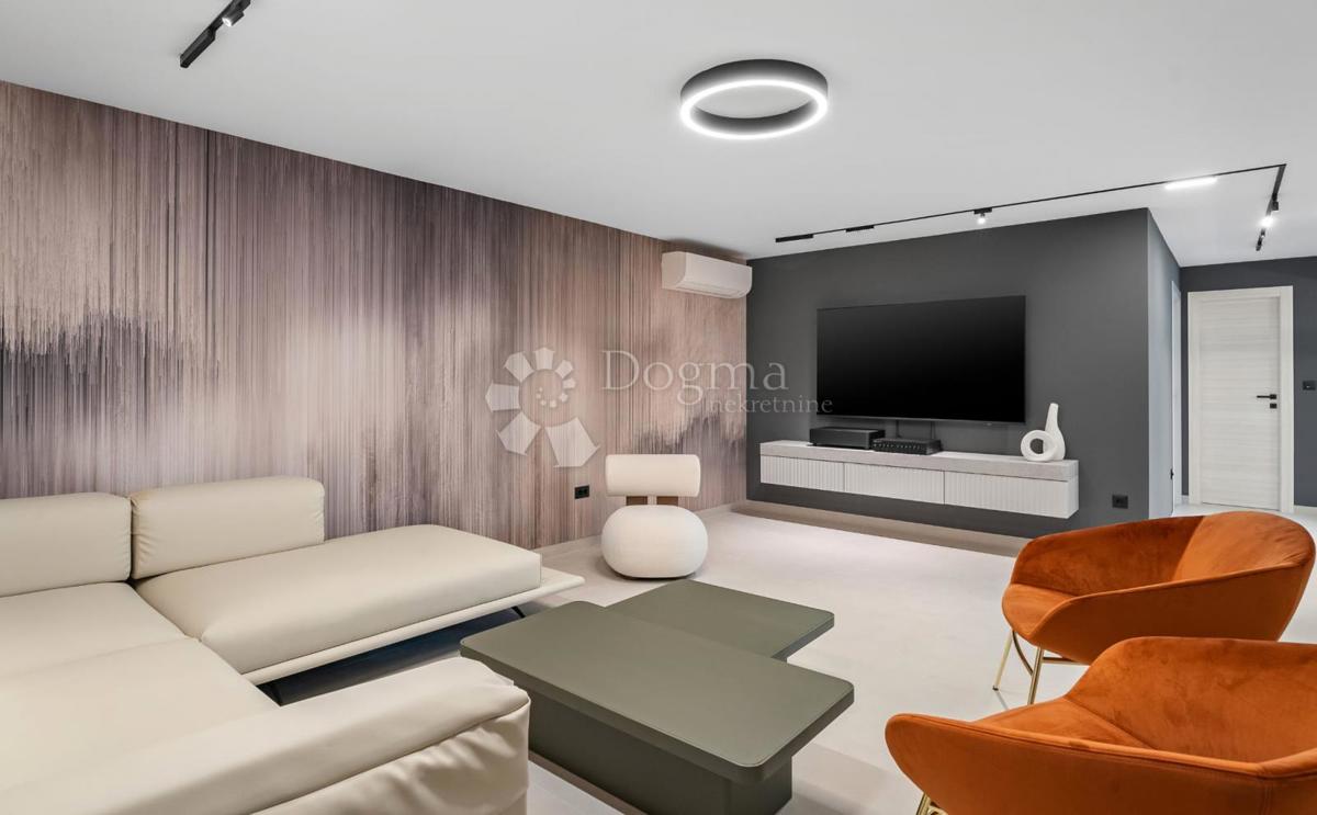 Casa Podstrana, 243,70m2