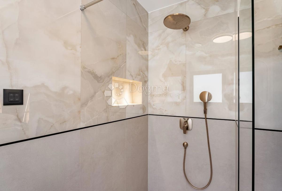 Casa Podstrana, 243,70m2