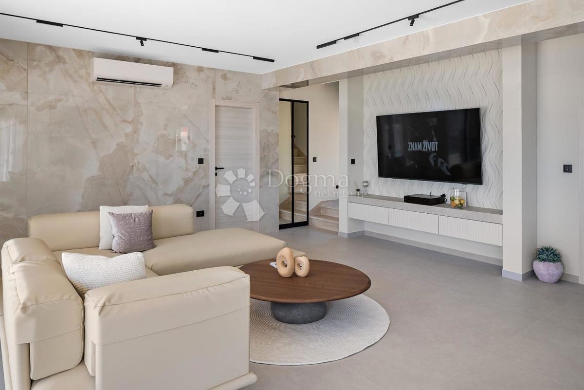 Casa Podstrana, 243,70m2