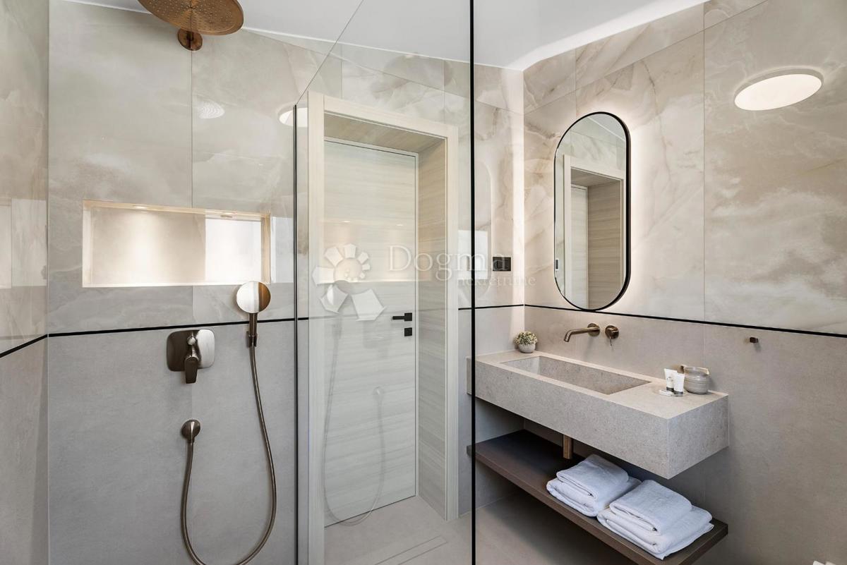 Casa Podstrana, 243,70m2