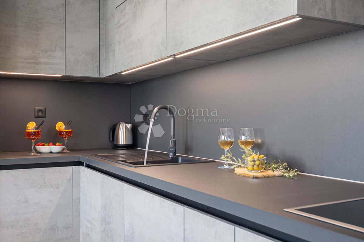 TROGIR/ČIOVO - BELLISSIMA VILLA CON PISCINA E VISTA