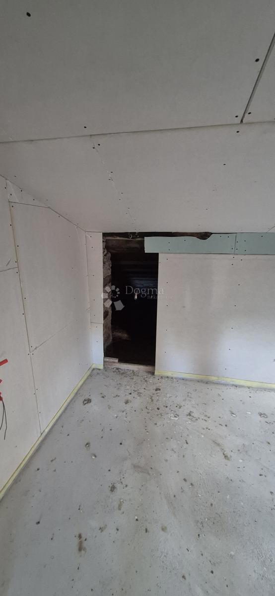 Casa in pietra adattata non lontano da Visignano nella fase alta roch-bau