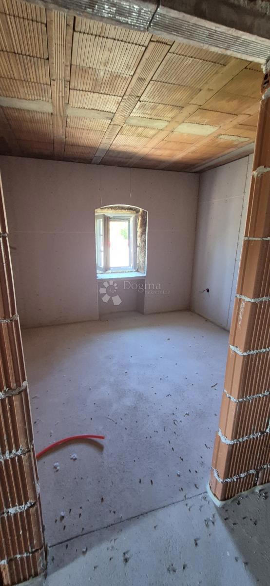 Casa in pietra adattata non lontano da Visignano nella fase alta roch-bau