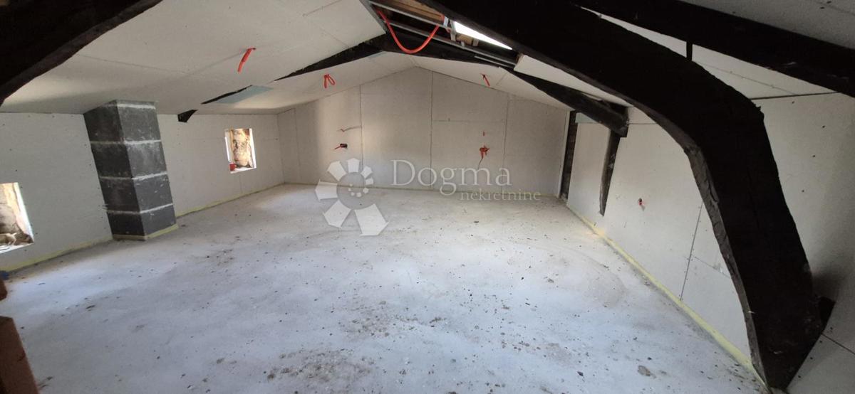 Casa in pietra adattata non lontano da Visignano nella fase alta roch-bau