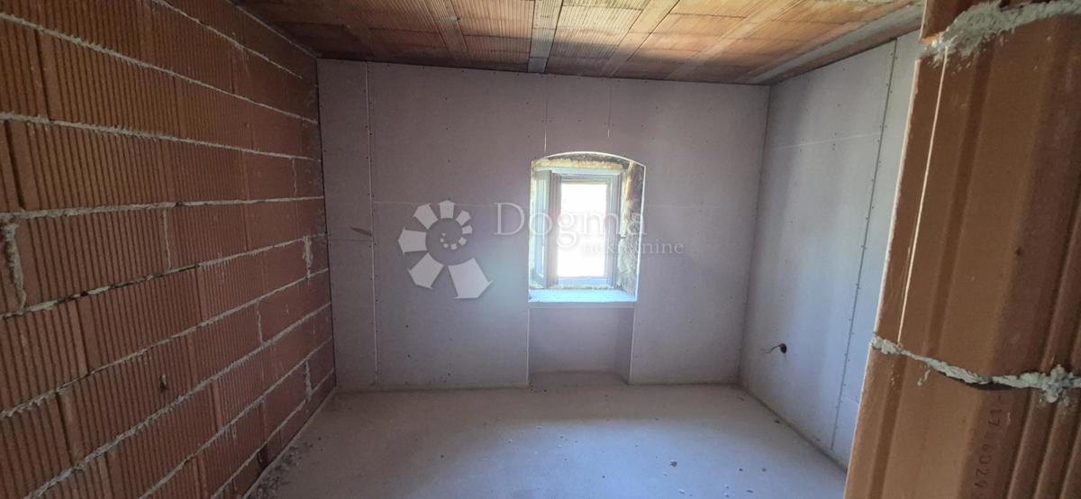 Casa in pietra adattata non lontano da Visignano nella fase alta roch-bau