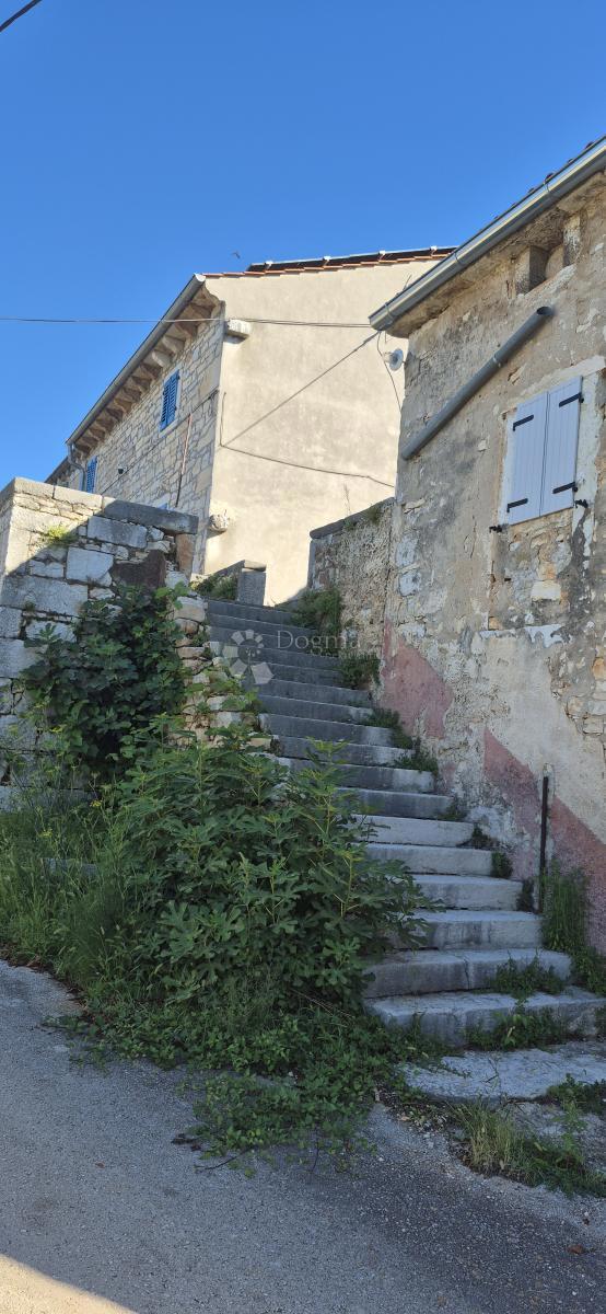 Casa in pietra adattata non lontano da Visignano nella fase alta roch-bau