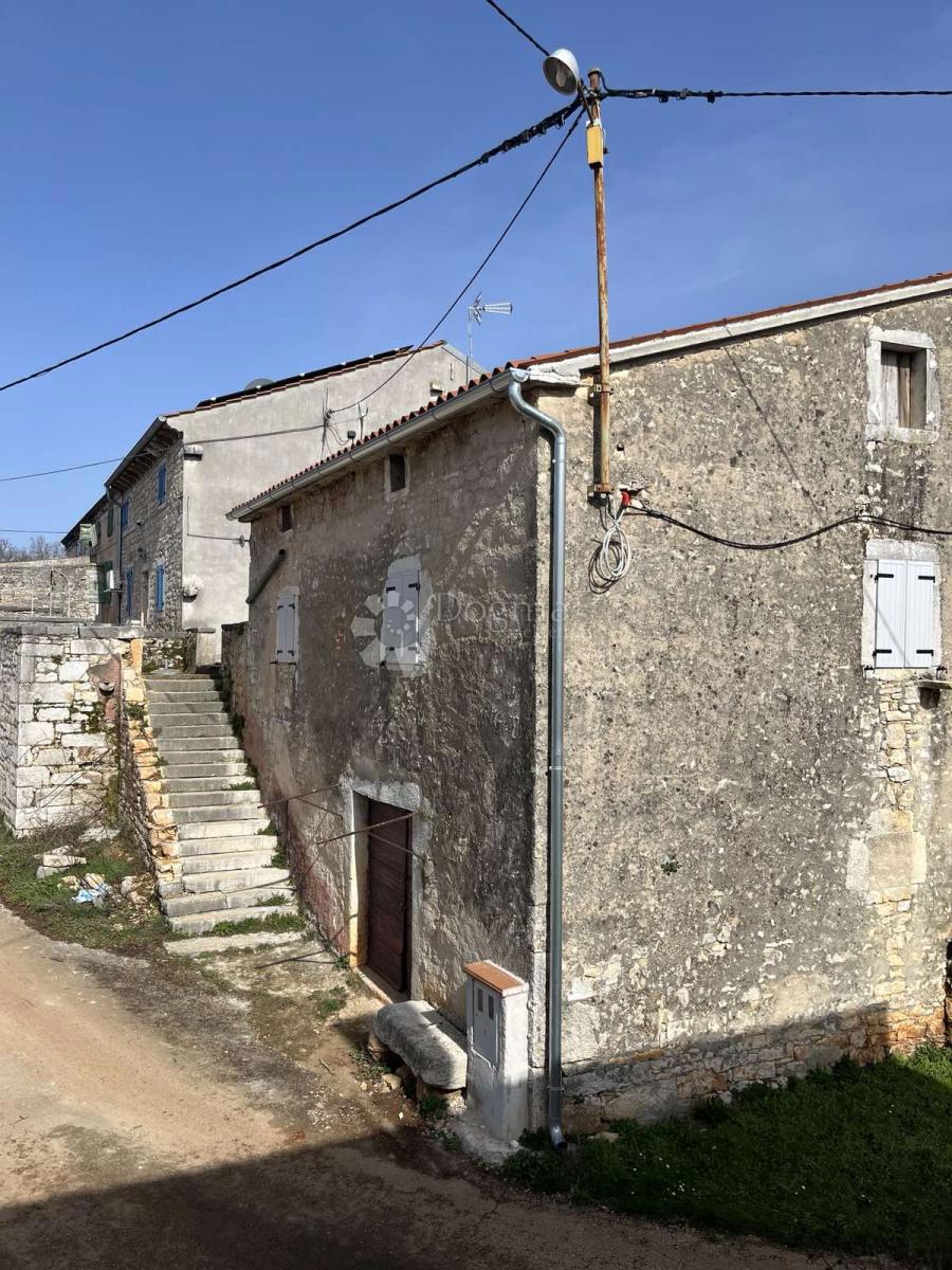 Casa in pietra adattata non lontano da Visignano nella fase alta roch-bau