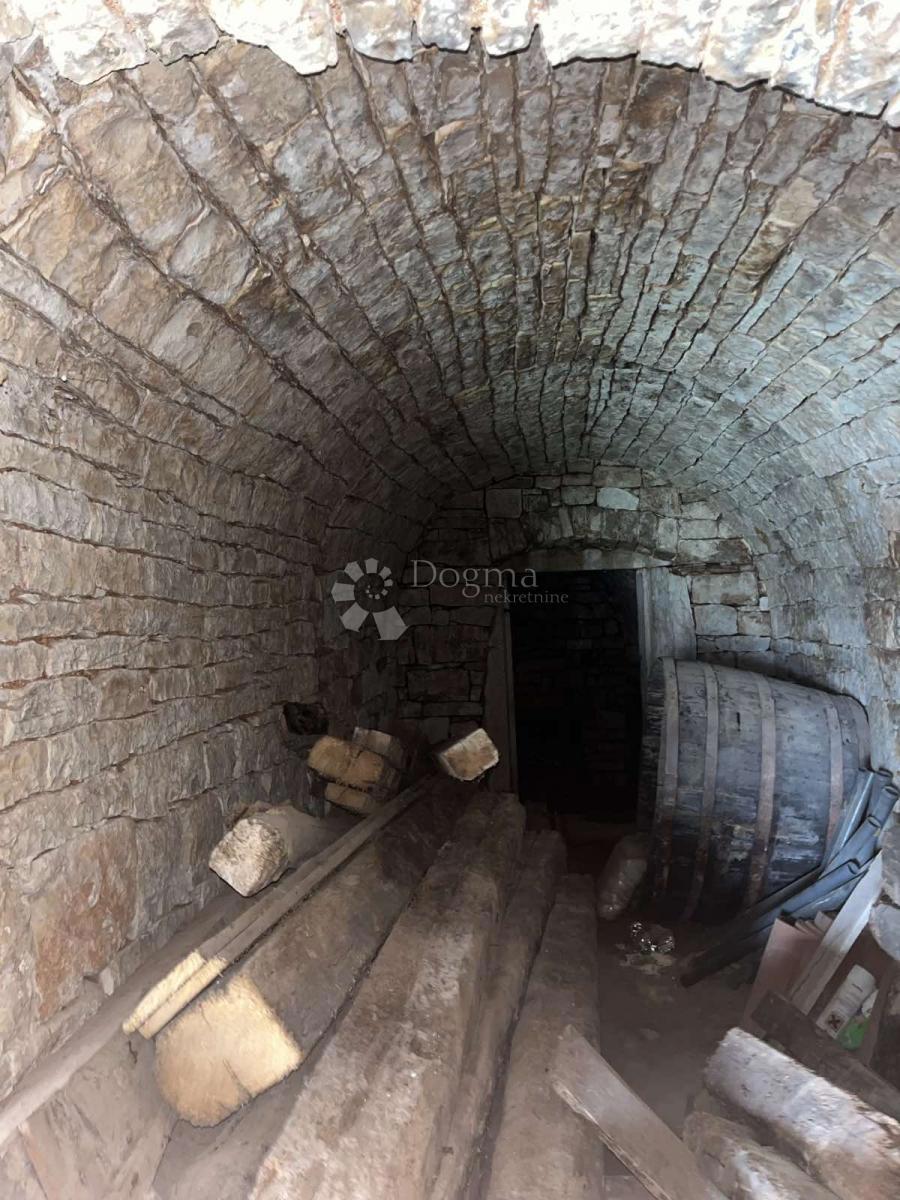 Casa in pietra adattata non lontano da Visignano nella fase alta roch-bau