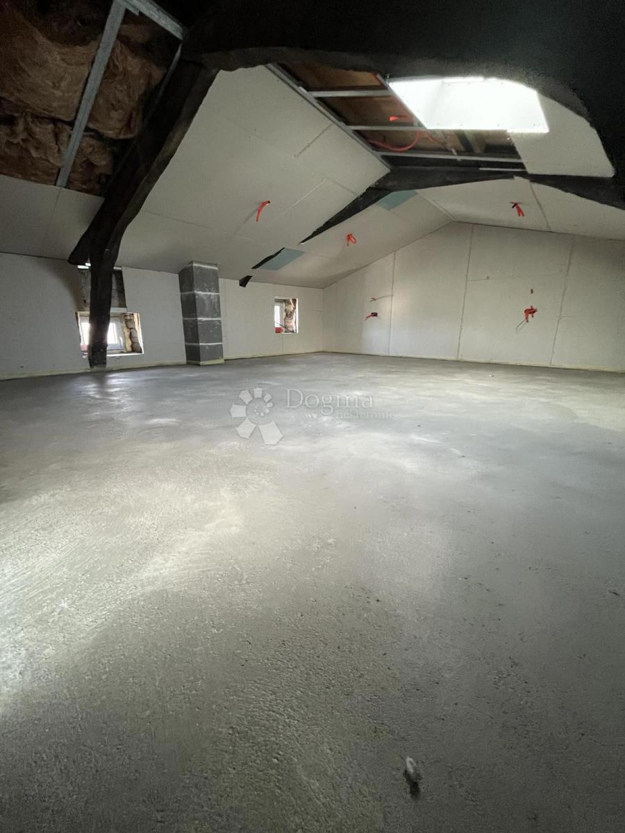 Casa in pietra adattata non lontano da Visignano nella fase alta roch-bau