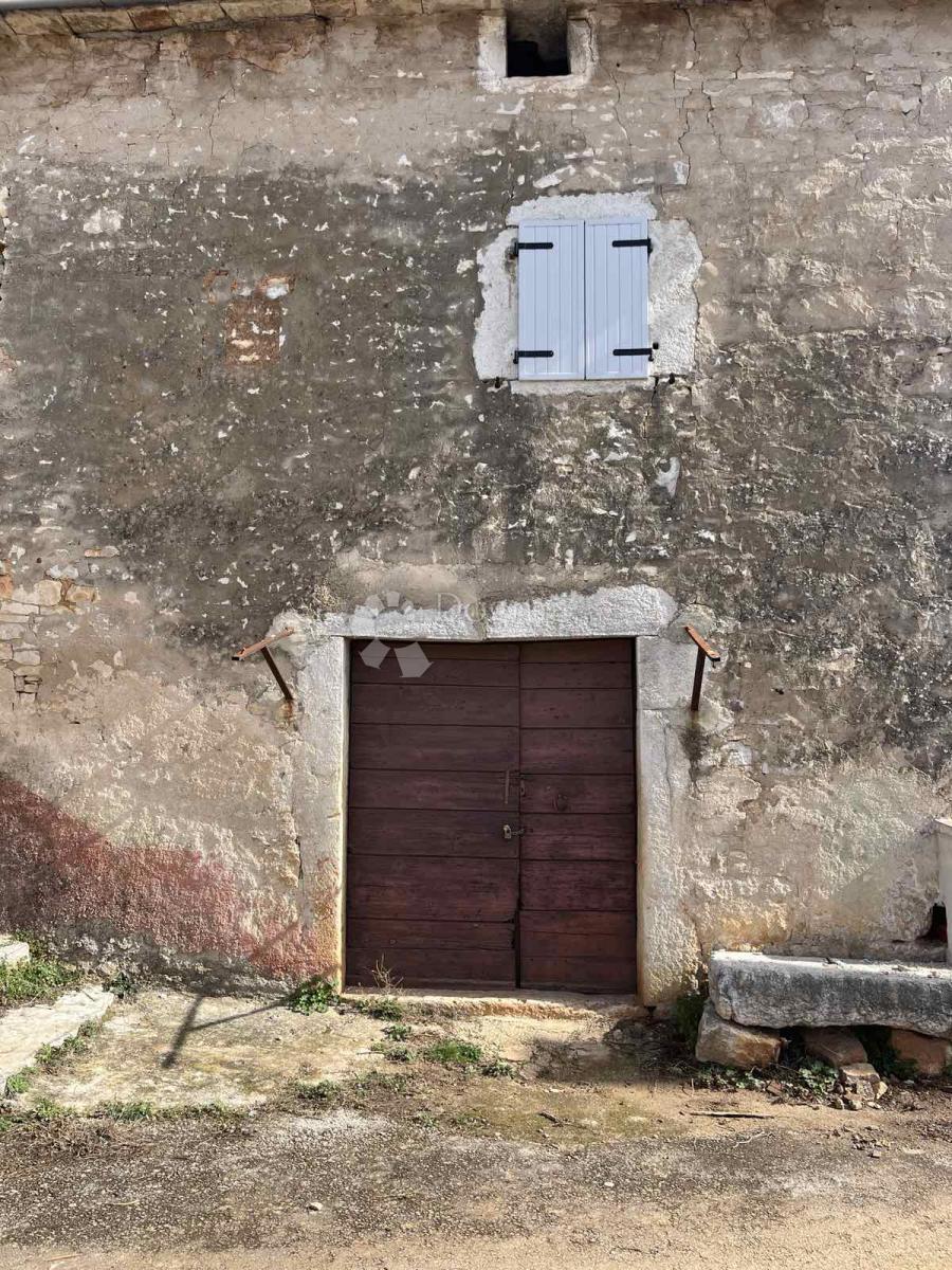 Casa in pietra adattata non lontano da Visignano nella fase alta roch-bau