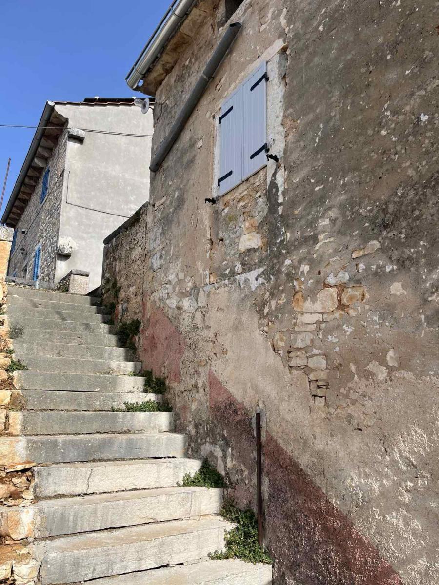Casa in pietra adattata non lontano da Visignano nella fase alta roch-bau
