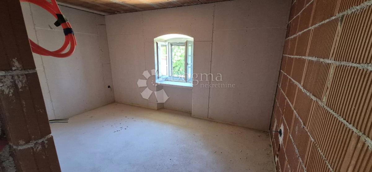 Casa in pietra adattata non lontano da Visignano nella fase alta roch-bau