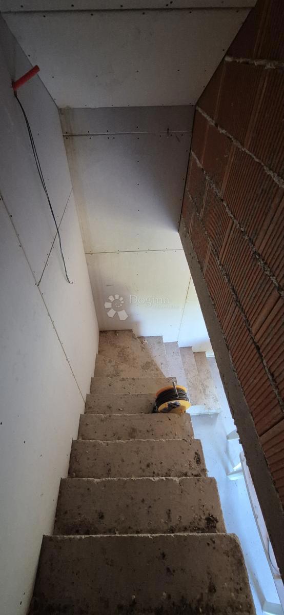 Casa in pietra adattata non lontano da Visignano nella fase alta roch-bau