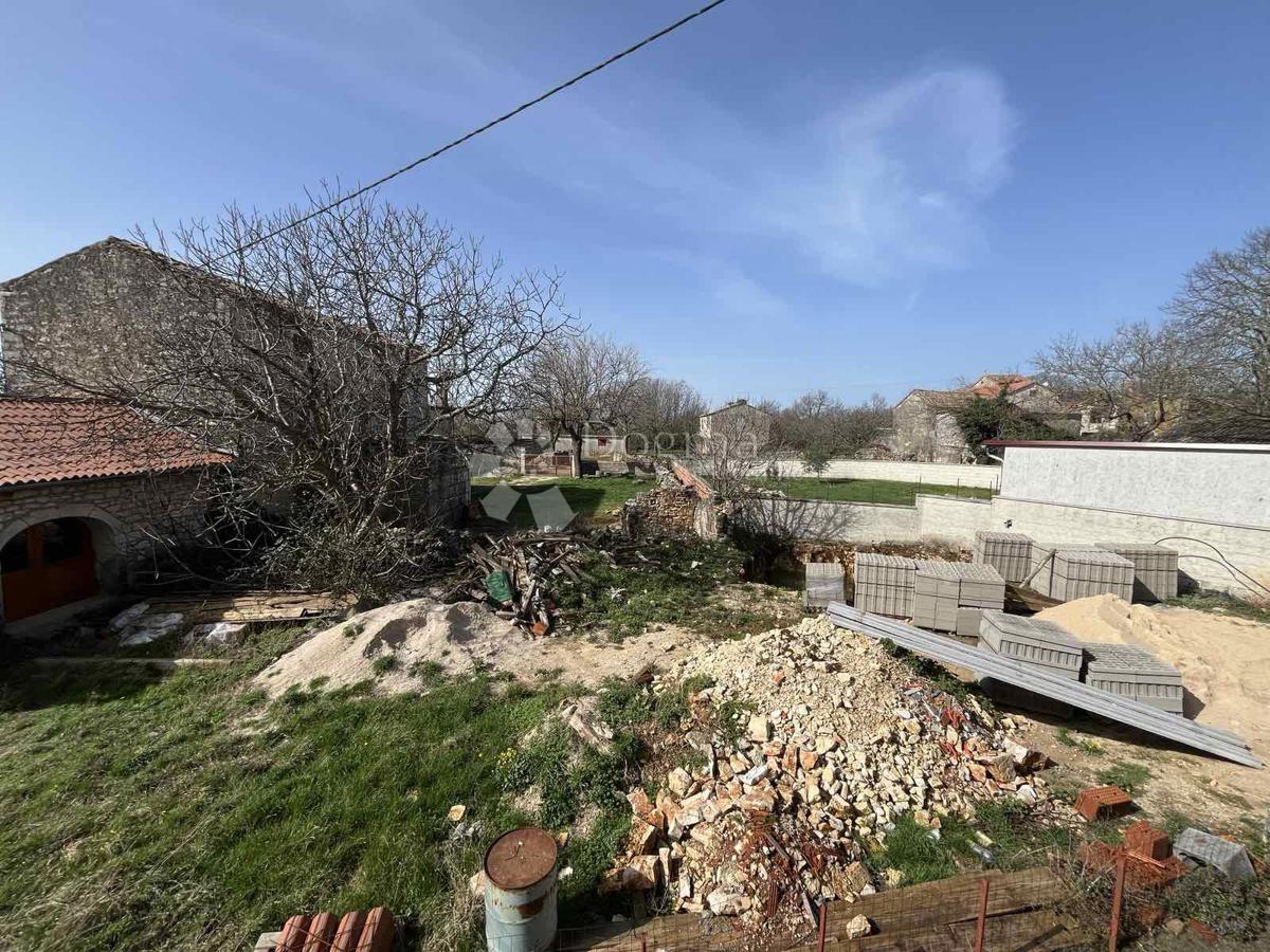 Casa in pietra adattata non lontano da Visignano nella fase alta roch-bau