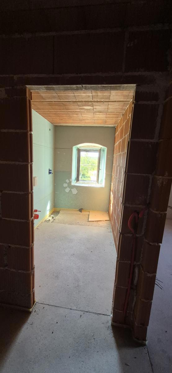 Casa in pietra adattata non lontano da Visignano nella fase alta roch-bau