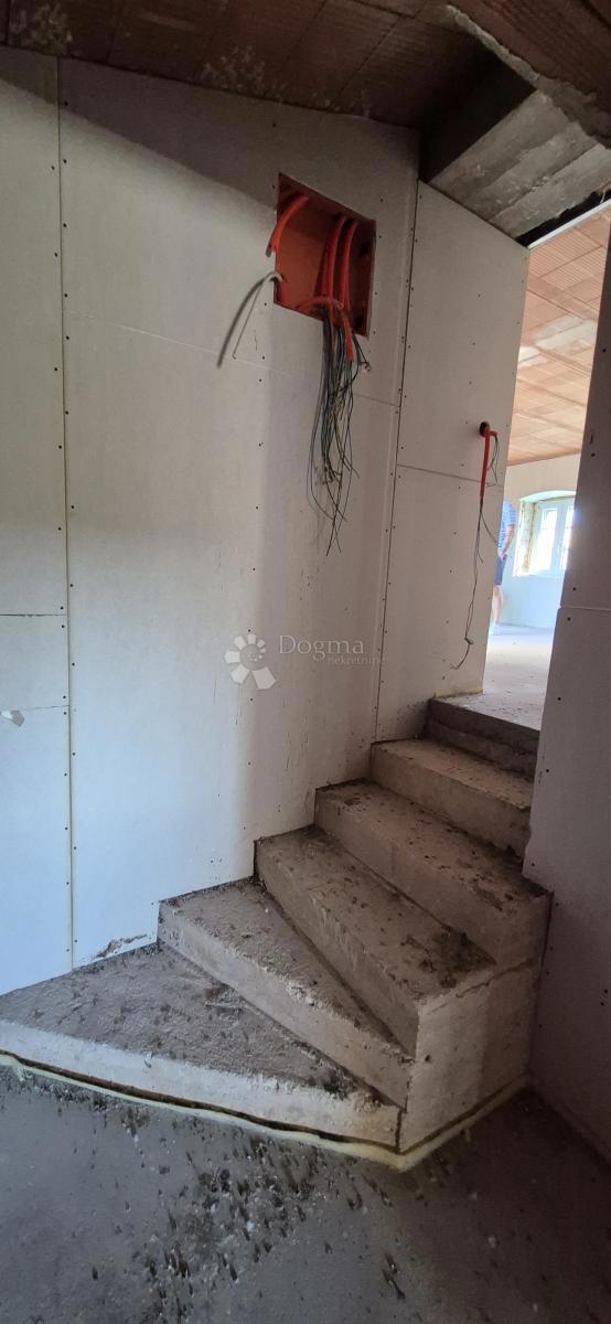 Casa in pietra adattata non lontano da Visignano nella fase alta roch-bau