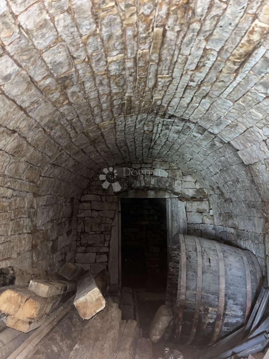 Casa in pietra adattata non lontano da Visignano nella fase alta roch-bau