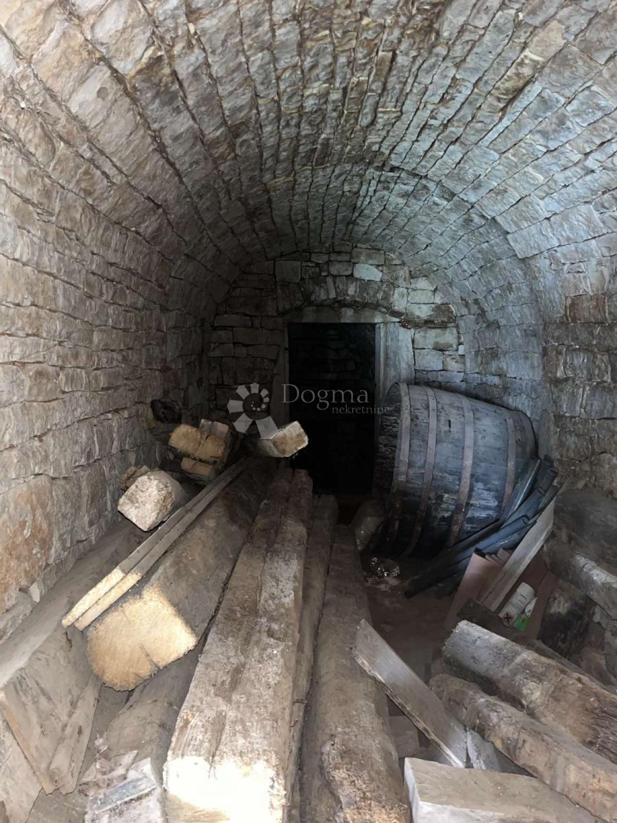 Casa in pietra adattata non lontano da Visignano nella fase alta roch-bau