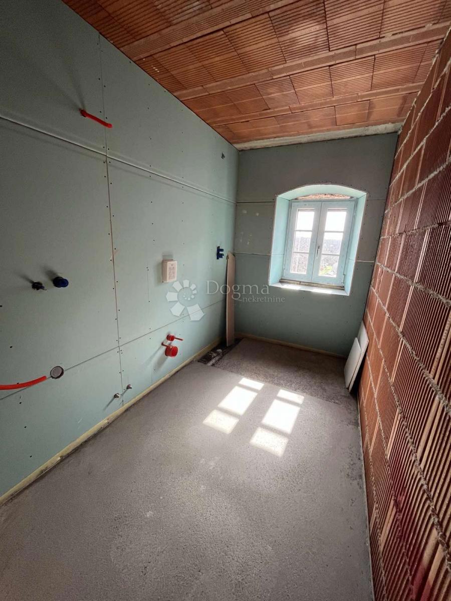 Casa in pietra adattata non lontano da Visignano nella fase alta roch-bau