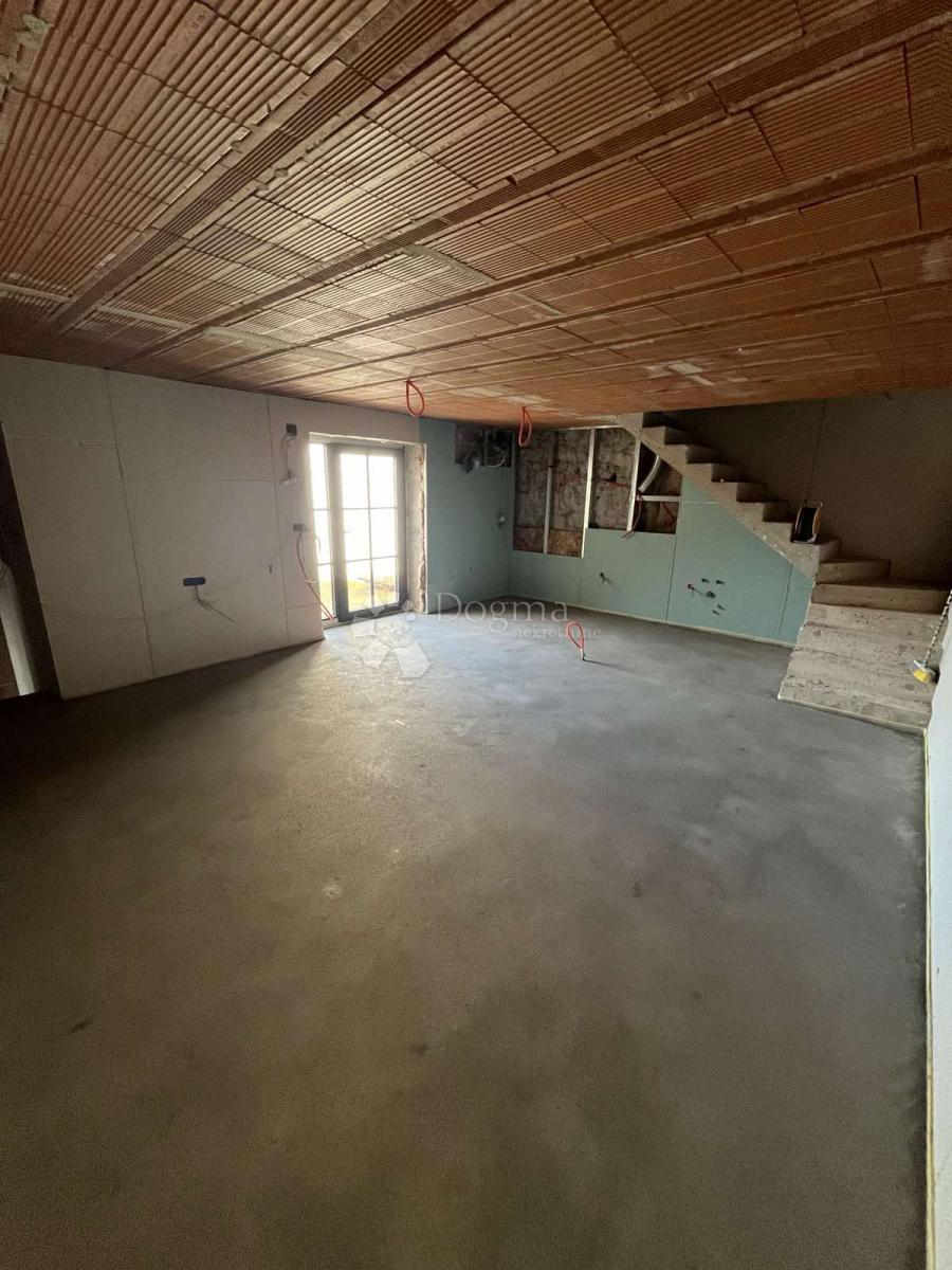 Casa in pietra adattata non lontano da Visignano nella fase alta roch-bau