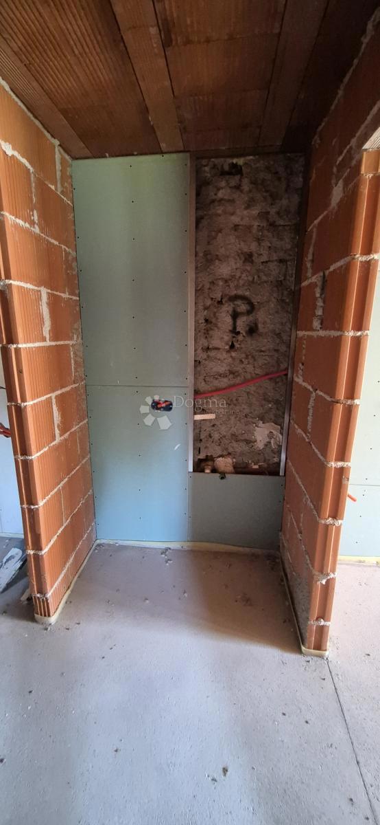 Casa in pietra adattata non lontano da Visignano nella fase alta roch-bau