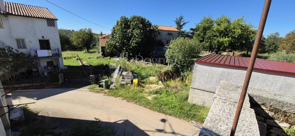 Casa in pietra adattata non lontano da Visignano nella fase alta roch-bau