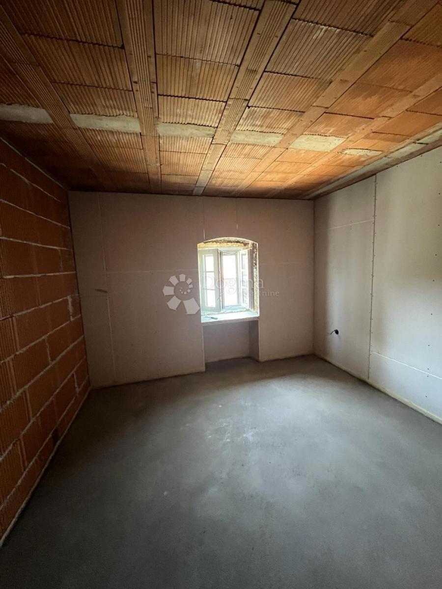 Casa in pietra adattata non lontano da Visignano nella fase alta roch-bau