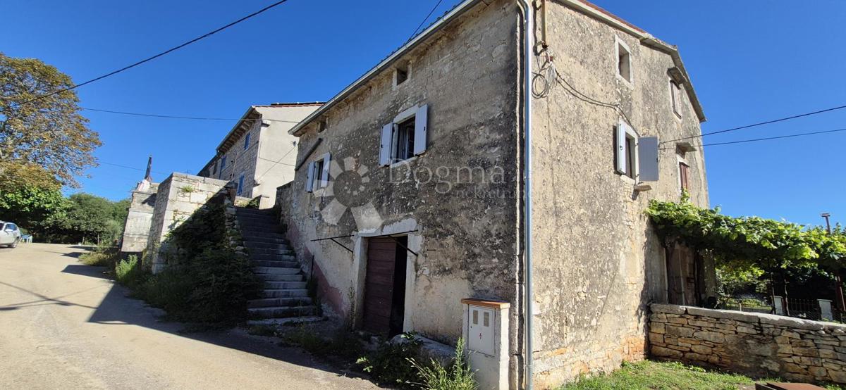 Casa in pietra adattata non lontano da Visignano nella fase alta roch-bau
