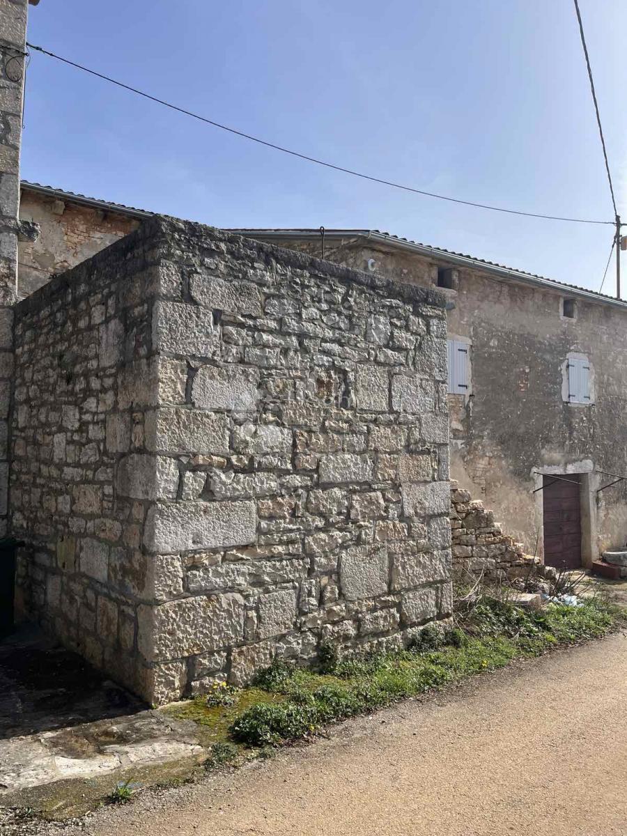 Casa in pietra adattata non lontano da Visignano nella fase alta roch-bau