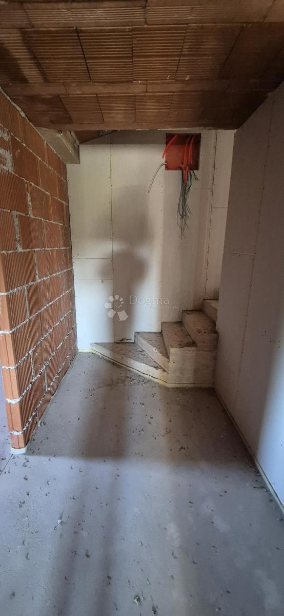 Casa in pietra adattata non lontano da Visignano nella fase alta roch-bau