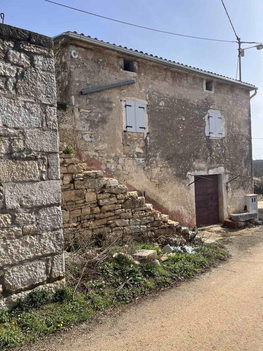 Casa in pietra adattata non lontano da Visignano nella fase alta roch-bau