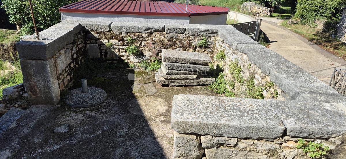 Casa in pietra adattata non lontano da Visignano nella fase alta roch-bau