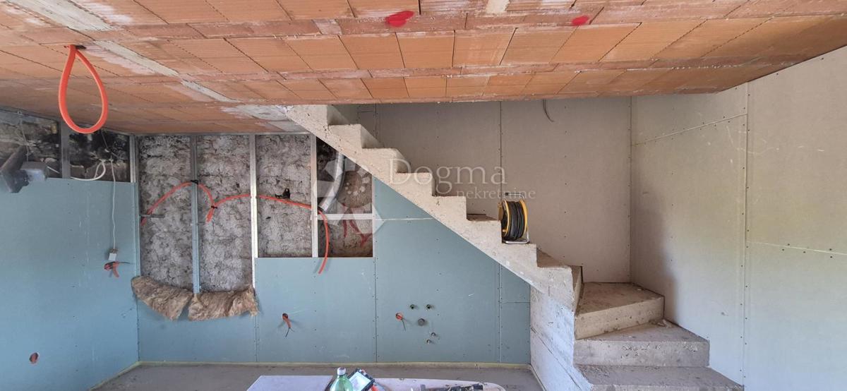 Casa in pietra adattata non lontano da Visignano nella fase alta roch-bau